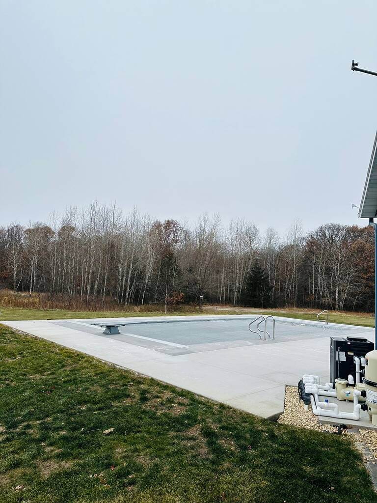 Closed Pool With Pool Equipment (1)